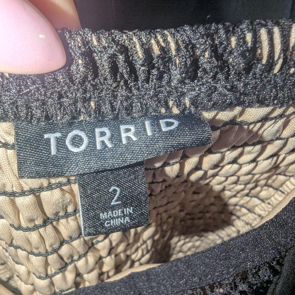🩶Torrid 2 Black and Tan Lace Detail Top - Picture 4 of 7